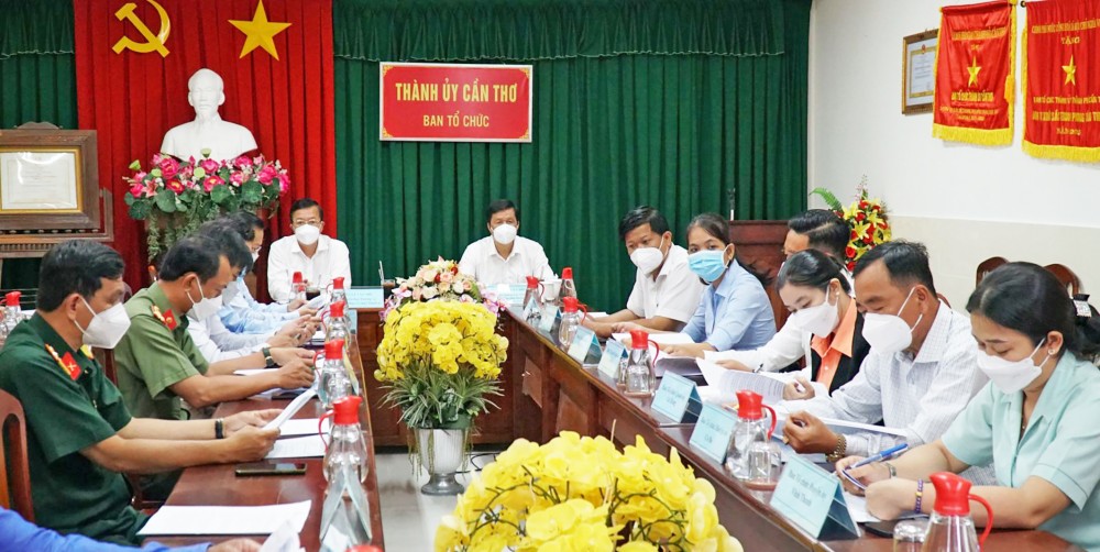 Thường trực Thành ủy và lãnh đạo Ban Tổ chức các cấp TP Cần Thơ dự hội nghị tại điểm cầu trực tuyến Ban Tổ chức Thành ủy Cần Thơ.
