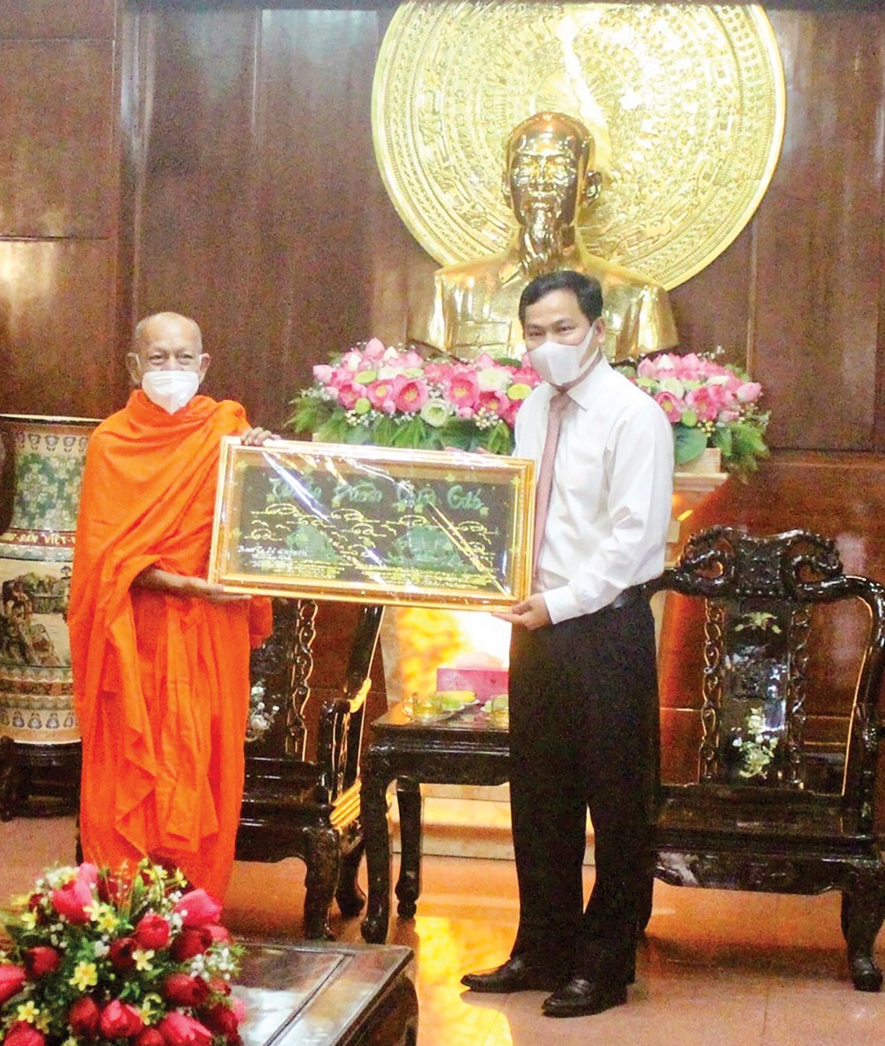 Đồng chí Lê Quang Mạnh,  Bí thư Thành ủy Cần Thơ, tiếp nhận quà lưu niệm từ Hòa thượng Đào Như, Trưởng BTS GHPGVN TP Cần Thơ, nhiệm kỳ 2022-2027. Ảnh: TÂM KHOA