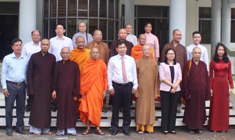 Đồng chí Lê Quang Mạnh, Bí thư Thành ủy Cần Thơ, chụp ảnh lưu niệm cùng đoàn tân BTS GHPGVN thành phố, nhiệm kỳ 2022-2027.