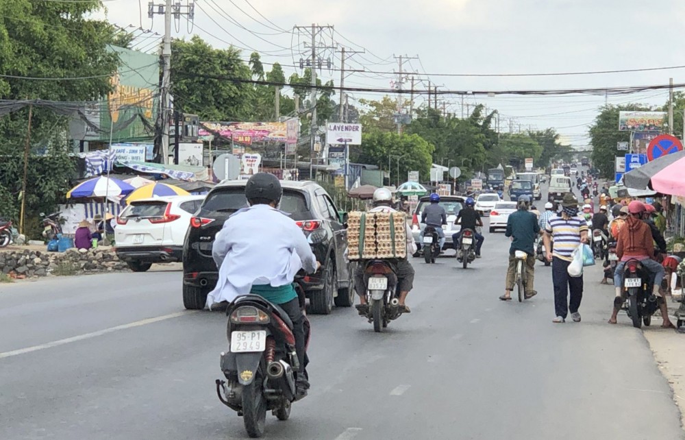 Khắc phục tình trạng mất trật tự an toàn giao thông khu vực chợ và trường học Tình trạng mất trật tự ATGT khu vực chợ Bà Bộ.