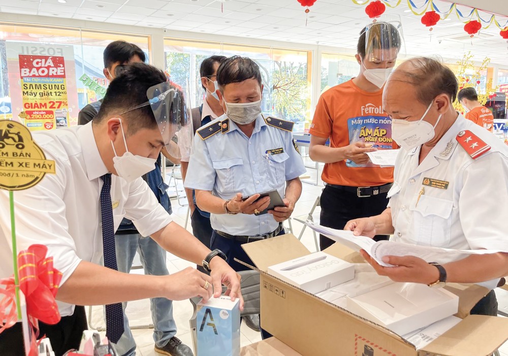 Các cơ quan chức năng của TP Cần Thơ kiểm tra chất lượng hàng hóa kinh doanh trên thị trường.