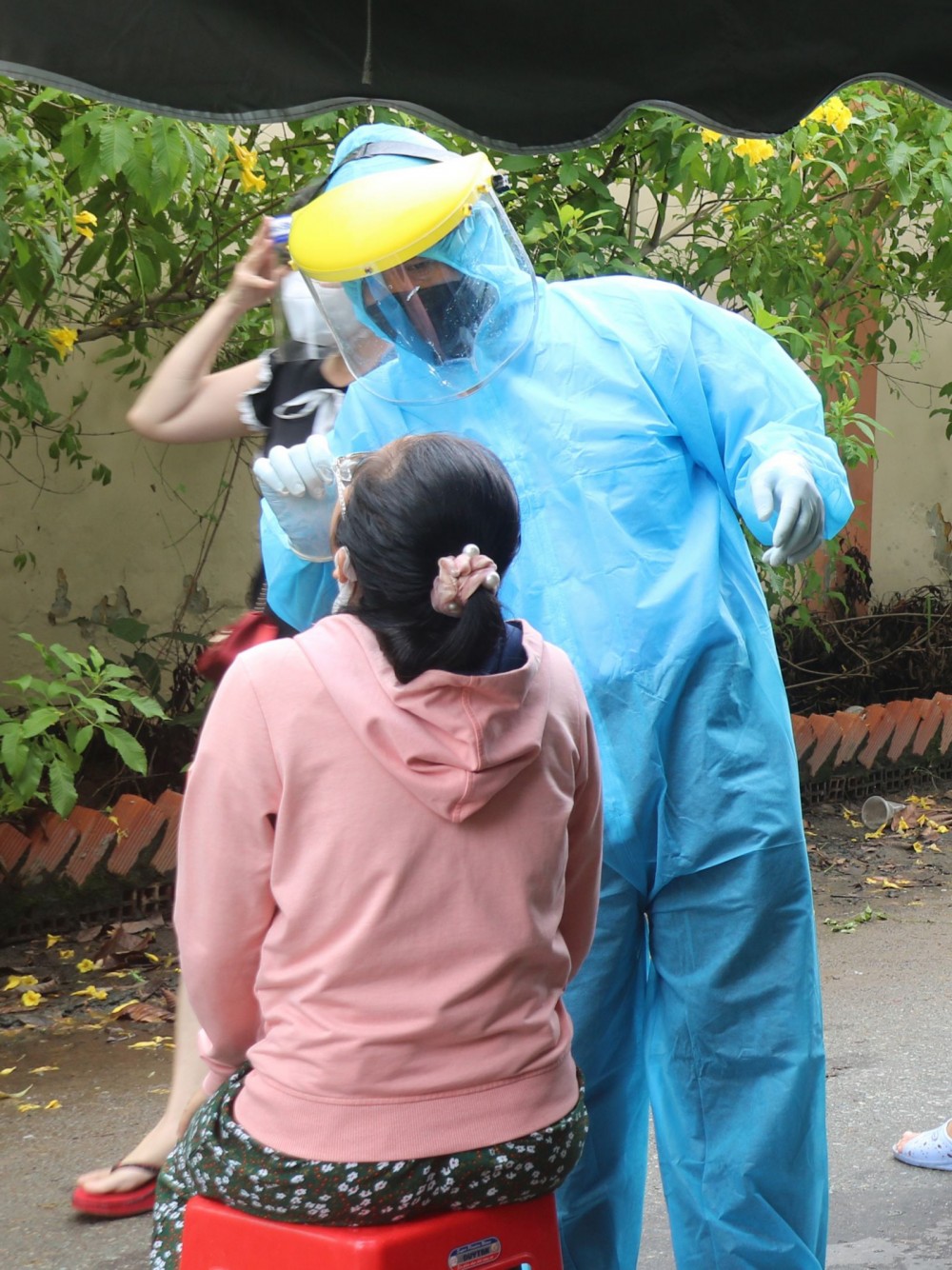 Nhân viên y tế lấy mẫu SARS-CoV-2 cho người dân. Ảnh: H.HOA