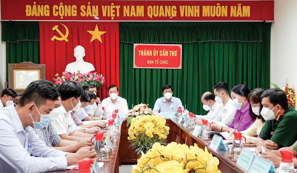 Đồng chí Phạm Văn Hiểu, Phó Bí thư Thường trực Thành ủy, Chủ tịch HĐND thành phố, cùng các đại biểu tham dự hội nghị tại điểm cầu trực tuyến Ban Tổ chức Thành ủy Cần Thơ.