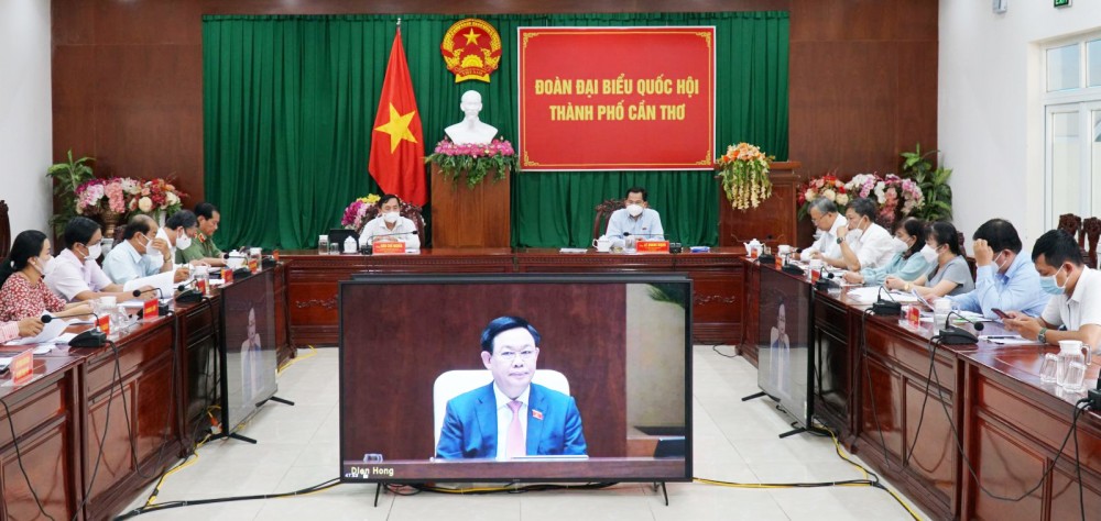  Các đại biểu dự phiên chất vấn tại điểm cầu trực tuyến Văn phòng Đoàn đại biểu Quốc hội - HĐND TP Cần Thơ. Ảnh: ANH DŨNG