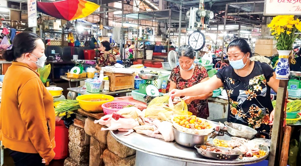 Thực phẩm tươi sống dồi dào, giá bình ổn Mua bán thịt gia cầm tại chợ Nhà lồng 3, Trung tâm thương mại Cái Khế, quận Ninh Kiều, TP Cần Thơ.