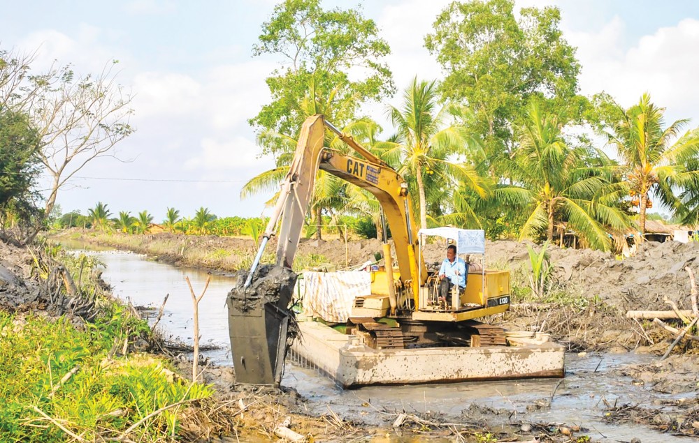 Chủ động sản xuất nông nghiệp thích ứng khô hạn, xâm nhập mặn ở ĐBSCL Huyện Vĩnh Thạnh (TP Cần Thơ) thực hiện nạo vét kênh, rạch, thủy lợi nội đồng.