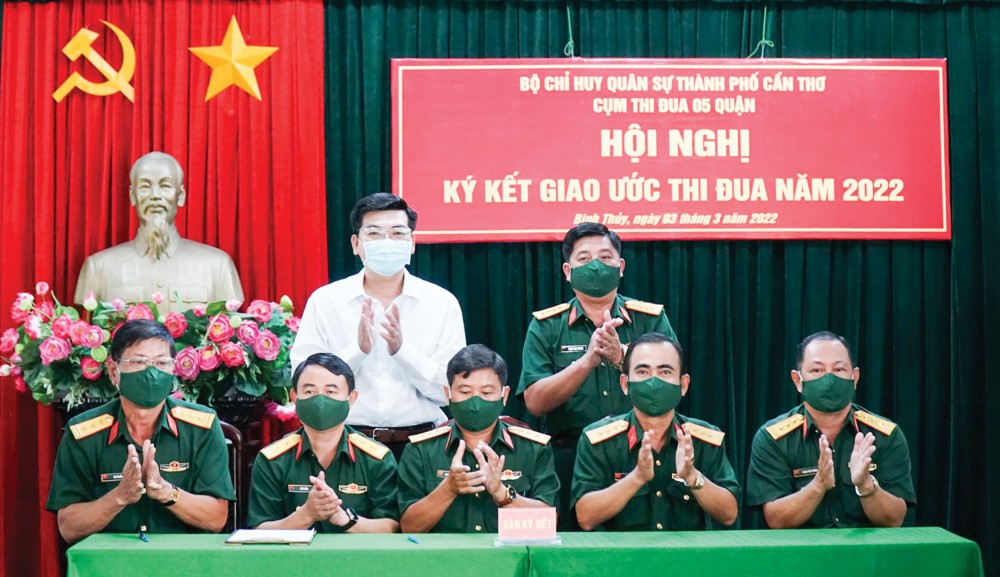 Nâng cao hiệu quả Phong trào Thi đua Quyết thắng Lãnh đạo các Ban CHQS quận ký kết giao ước thi đua năm 2022.
