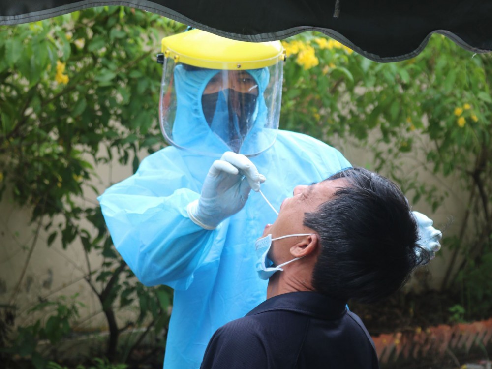 Nhân viên y tế lấy mẫu xét nghiệm SARS-CoV-2 cho người dân. Ảnh: H.HOA