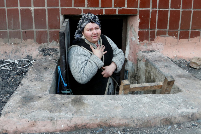 Một cư dân thành phố cảng Mariupol trong hầm trú ẩn. Ảnh: Reuters