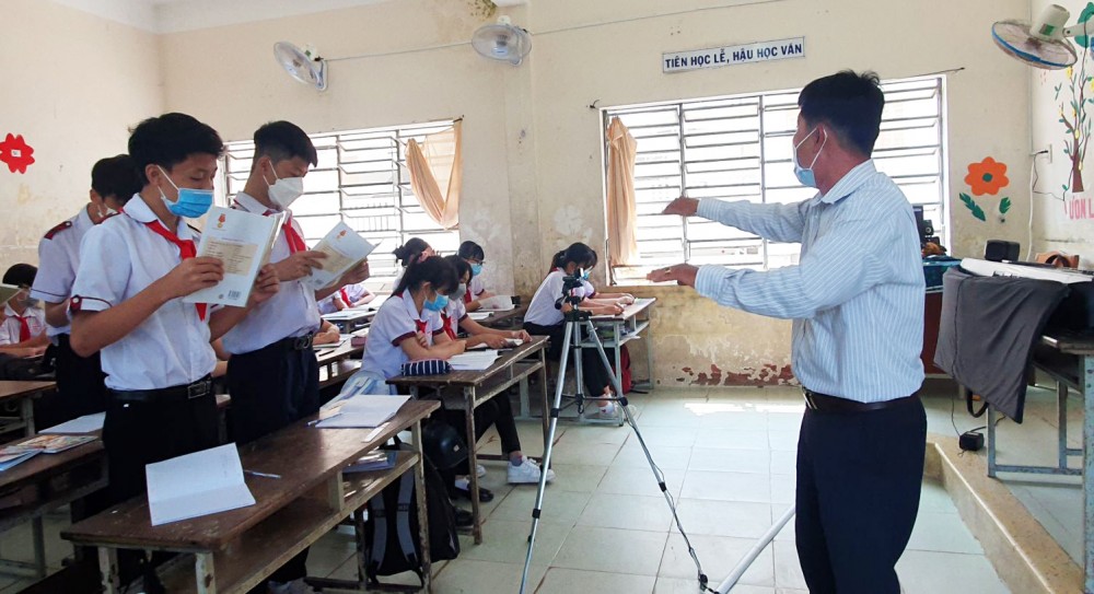 Một buổi học môn Âm nhạc của thầy trò Trường THCS Trần Ngọc Quế, quận Ninh Kiều.