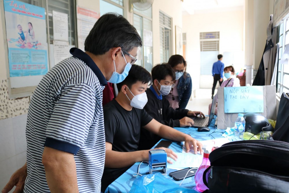 Hoàn thành tiêm mũi bổ sung, nhắc lại trong tháng 3-2022 Người dân làm thủ tục tiêm vaccine phòng COVID-19 tại Trạm Y tế phường An Bình.