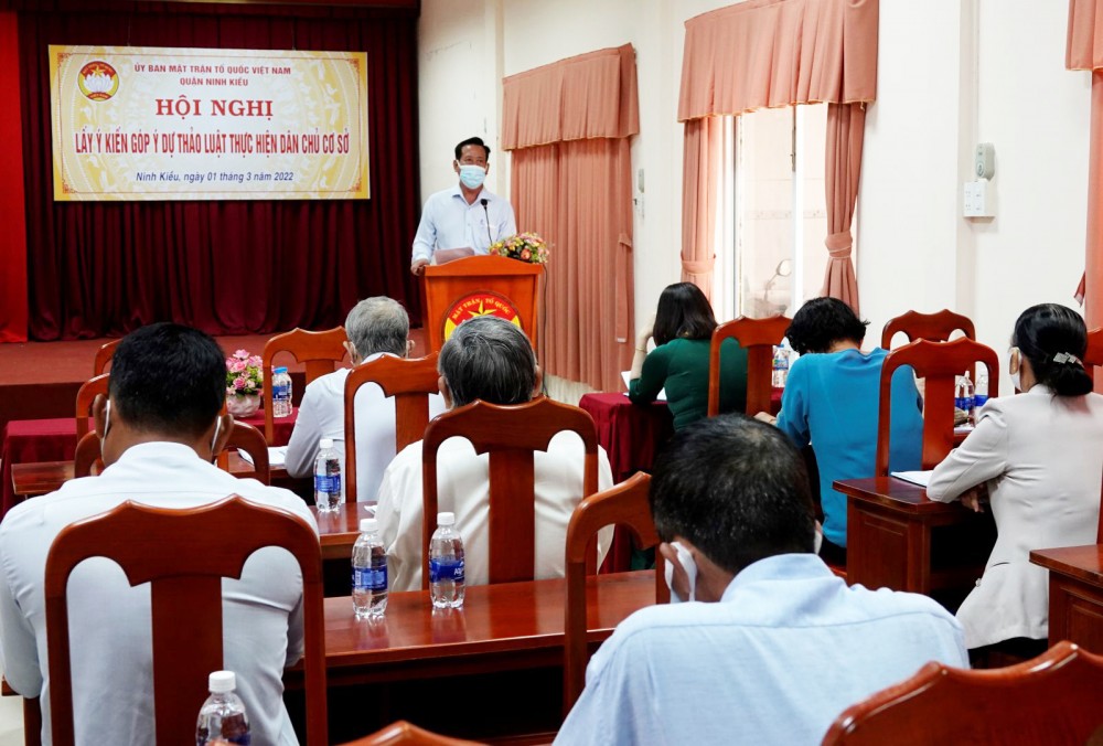 Các đại biểu phát biểu tại hội nghị lấy ý kiến góp ý dự thảo Luật Thực hiện dân chủ cơ sở.