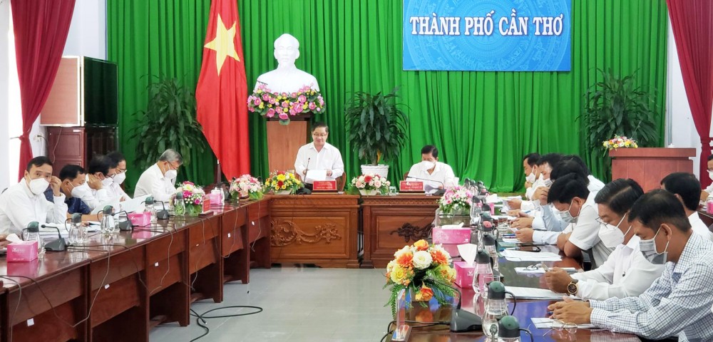 Đồng chí Trần Việt Trường, Chủ tịch UBND thành phố trình bày các giải pháp nhằm đẩy nhanh tiến độ lập quy hoạch TP Cần Thơ.