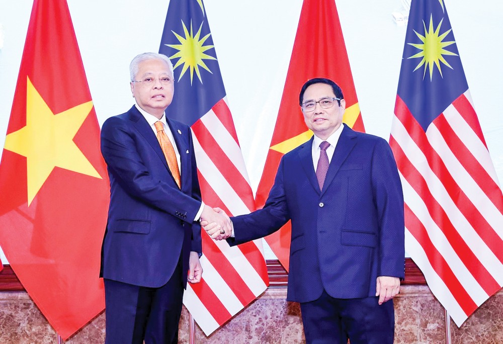 Thủ tướng Phạm Minh Chính và Thủ tướng Malaysia Dato’ Sri Ismail Sabri bin Yaakob chụp ảnh chung. Ảnh: Dương Giang (TTXVN)