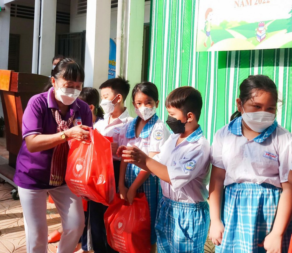 Bà Đặng Thị Tuyết, Chủ nhiệm CLB thiện nguyện Nối vòng tay lớn, trao quà cho học sinh trên địa bàn quận Ninh Kiều.