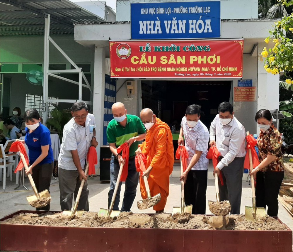 Nhiều hoạt động an sinh xã hội Đại biểu thực hiện nghi thức khởi công xây dựng cầu Sân Phơi ở phường Trường Lạc, quận Ô Môn. Ảnh: Ban Thường trực Ủy ban MTTQVN quận Ô Môn cung cấp.