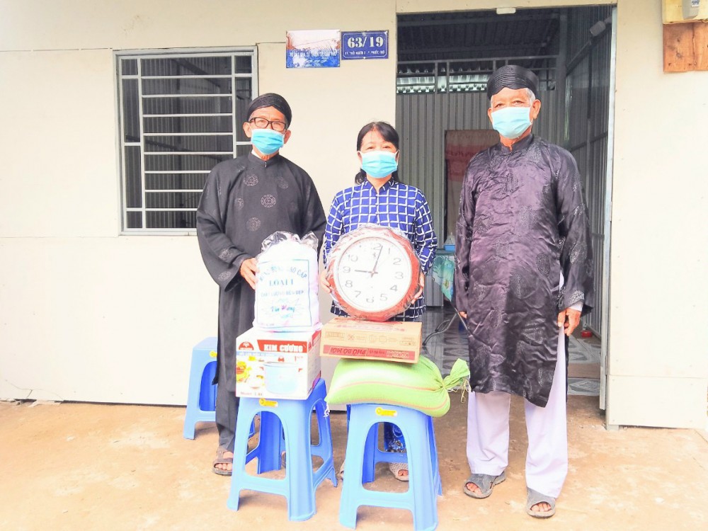 Ban Đại diện PGHH thành phố dự lễ bàn giao nhà tình thương cho gia đình có hoàn cảnh khó khăn về nhà ở. Ảnh: CTV