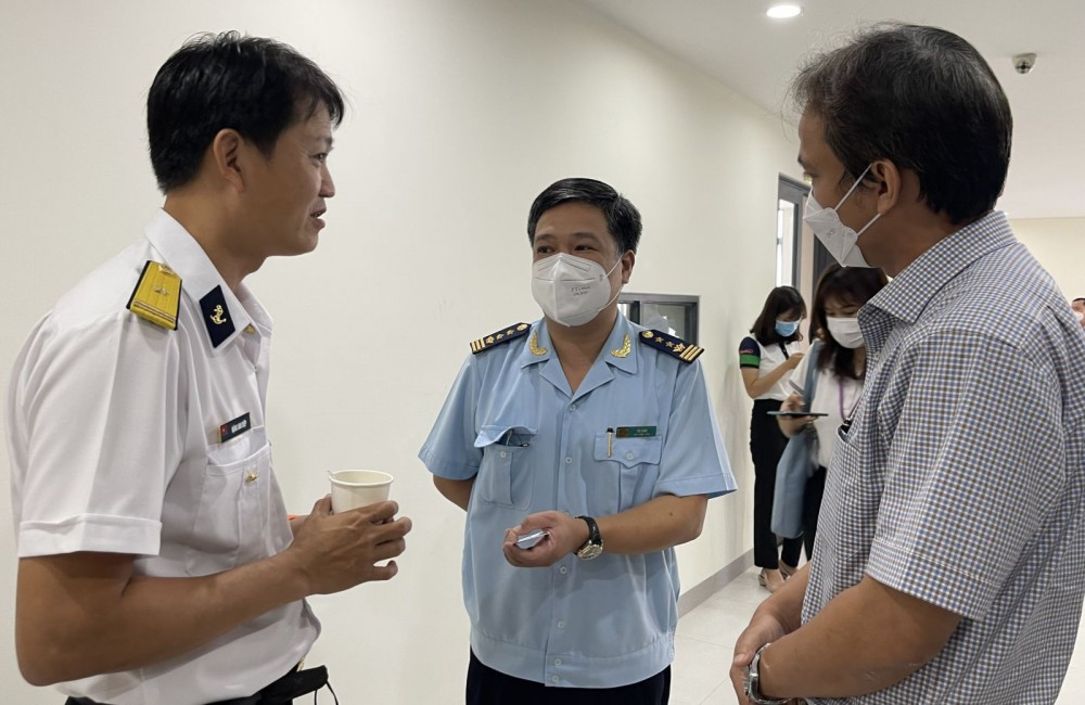 Cục trưởng Cục Hải quan TP Cần Thơ Vũ Anh (đứng giữa) trao đổi với doanh nghiệp bên lề hội nghị.