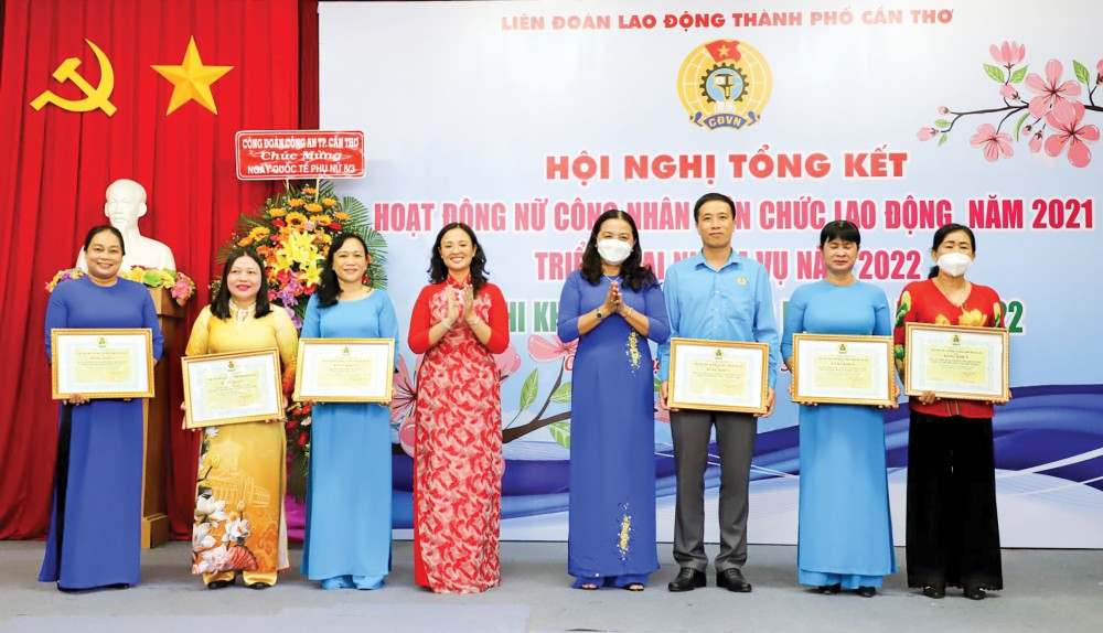 Lãnh đạo LĐLĐ TP Cần Thơ tặng bằng khen cho các tập thể đạt thành tích xuất sắc trong phong trào thi đua “Giỏi việc nước, đảm việc nhà” năm 2021.