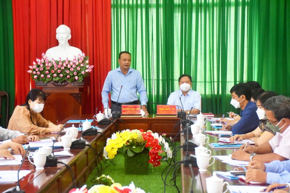 Đồng chí Nguyễn Ngọc Tâm phát biểu tại buổi làm việc với quận Bình Thủy.