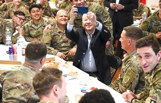Nga chuyển hướng chiến lược tại Ukraine? Tổng thống Joe Biden thăm binh sĩ Mỹ đóng tại Ba Lan hôm 25-3. Ảnh: AFP