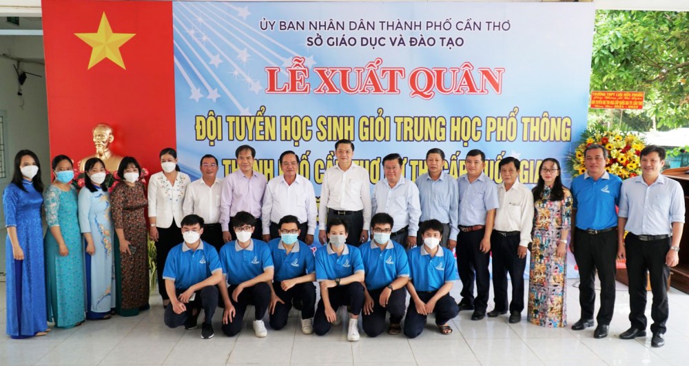 Lễ xuất quân đội tuyển học sinh giỏi THPT TP Cần Thơ dự thi cấp quốc gia năm học 2021-2022. Ảnh: B.NG