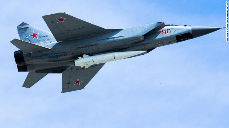 Chiến đấu cơ MIG-31 trang bị tên lửa siêu vượt âm Kinzhal của Nga. Ảnh: CNN
