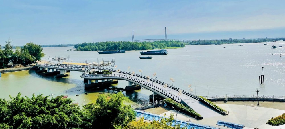 Cầu Đi Bộ tại Công viên Ninh Kiều là điểm nhấn du lịch sẽ góp phần tạo sự thành công khi tuyến phố đi bộ Ninh Kiều được thực hiện. Ảnh: CTV