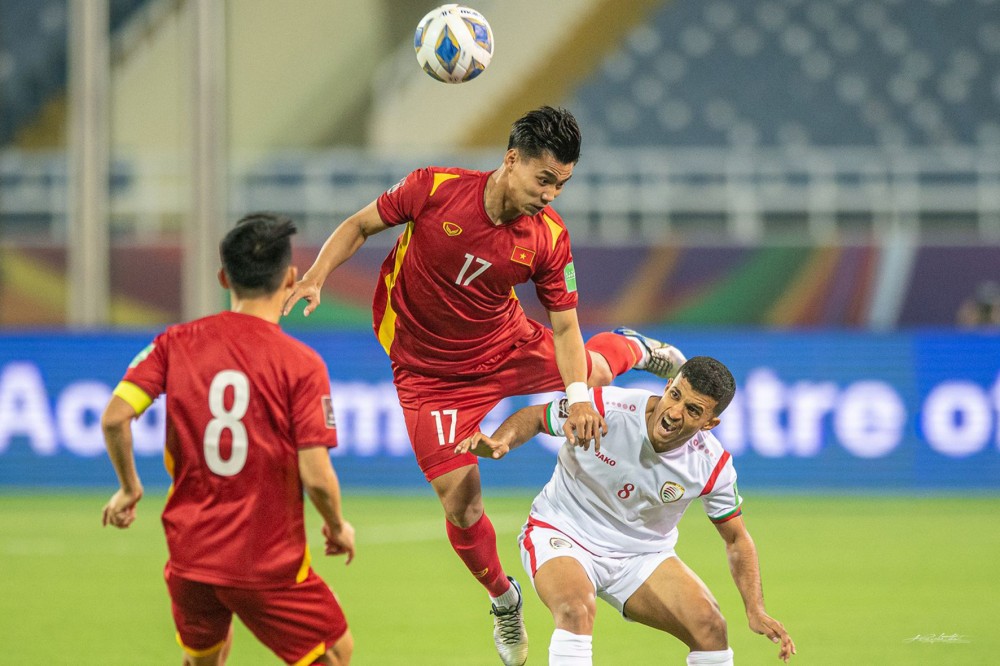 Đội tuyển Việt Nam đã thua 8 trận, chỉ thắng 1 trận ở vòng loại thứ ba World Cup 2022. Trong ảnh: Văn Thanh (17) bật cao tranh bóng với cầu thủ Oman. Ảnh: ANH HUY