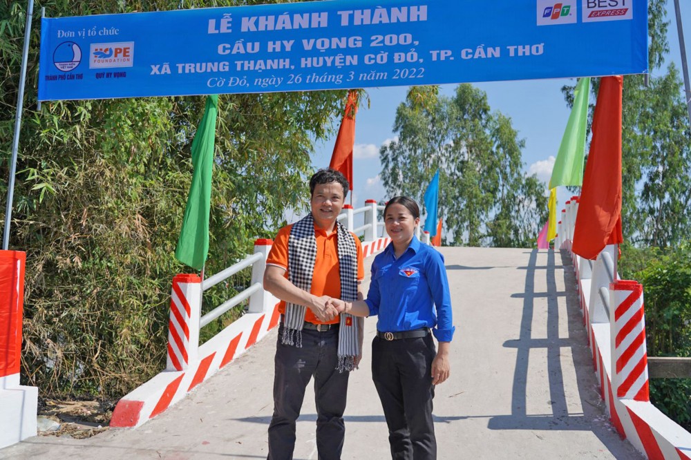 Ông Nguyễn Văn Khoa (trái), Tổng Giám đốc Tập đoàn FPT, tại sự kiện khánh thành cầu Hy Vọng 200. Ảnh: CTV