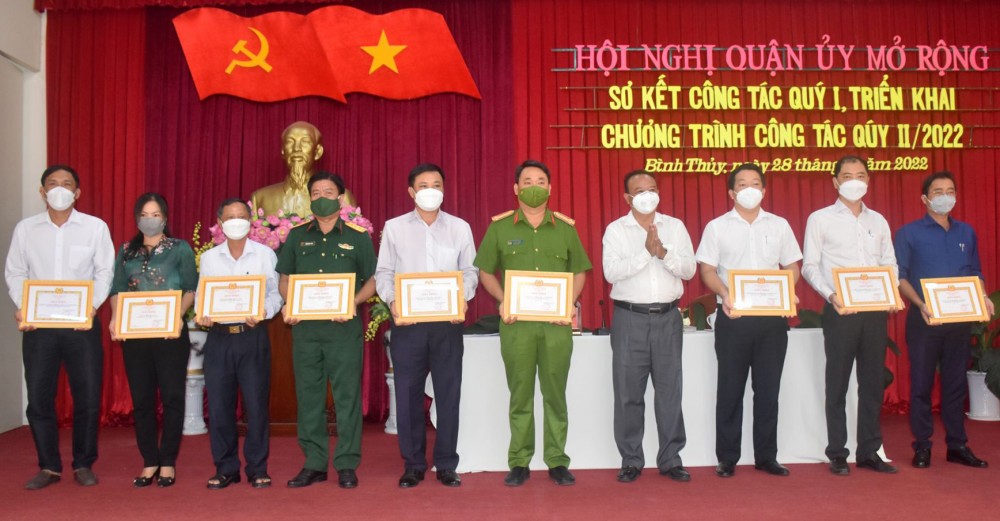 Đồng chí Nguyễn Ngọc Tâm tặng giấy khen của Quận ủy Bình Thủy cho các tổ chức cơ sở đảng.