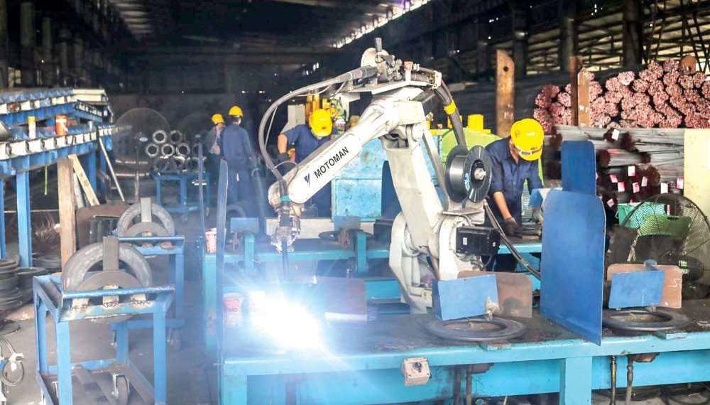 Công ty thép Tây Đô, Khu công nghiệp Trà Nóc 1, quận Bình Thủy ứng dụng robot hàn để vừa gia tăng hiệu quả sản xuất, vừa nâng cao hiệu quả sử dụng năng lượng tiết kiệm.