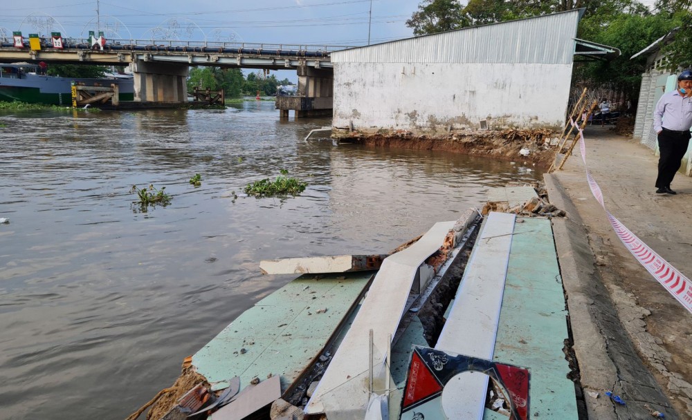 4 căn nhà hộ dân cặp sông Ô Môn đã bị sụp đổ xuống sông Ô Môn vào trưa 28-3.