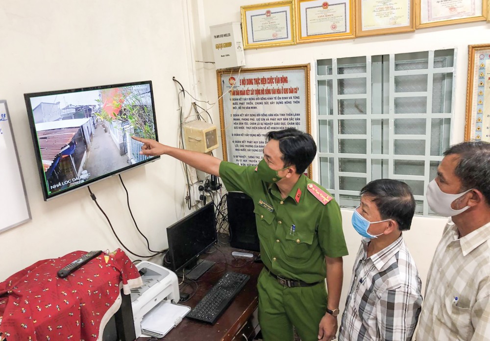 Cảnh sát khu vực 1, phường Hưng Phú, quận Cái Răng, cùng đoàn thể ở khu vực kiểm tra tình hình ANTT trên địa bàn qua hệ thống camera.