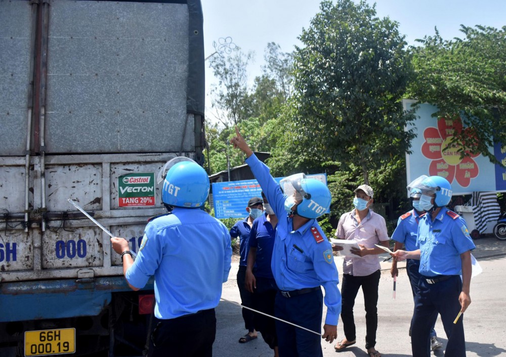 Thanh tra giao thông địa bàn huyện Cờ Đỏ kiểm tra kích thước thành thùng xe trên đường tỉnh 919.