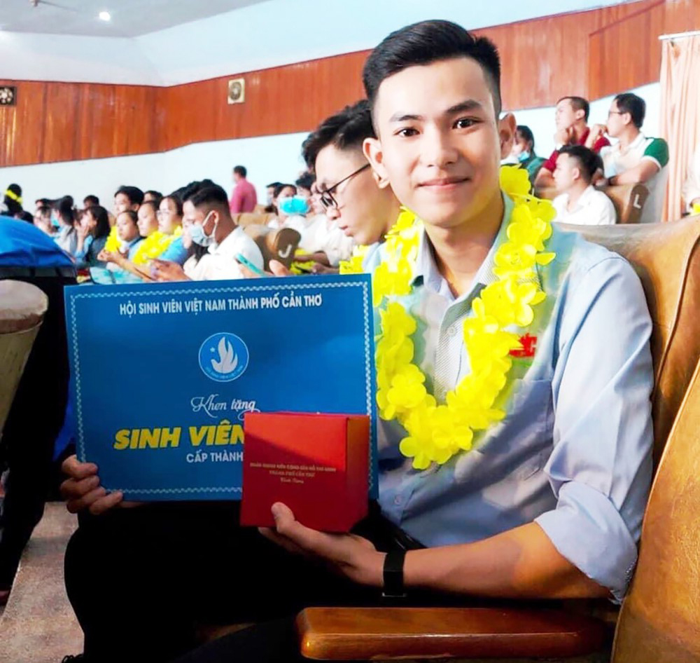 Phan Thế Vinh, sinh viên Trường Đại học Nam Cần Thơ là một trong những sinh viên được công nhận danh hiệu “Sinh viên 5 tốt” cấp Trung ương. Trước đó, cậu đã đạt danh hiệu này cấp thành phố (năm học 2019-2020).