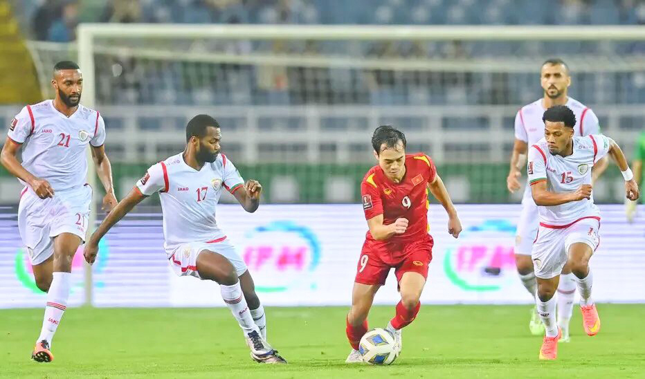 Tuyển Việt Nam đá trận “thủ tục” với Nhật Bản Văn Toàn (9) khá bế tắc trước vòng vây của hàng phòng ngự Oman. Ảnh: Zing