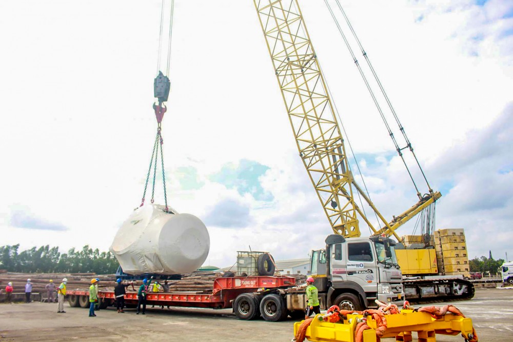 Logistics là một trong những lĩnh vực cần ưu tiên CĐS dựa trên khai thác dữ liệu hiệu quả để phục vụ khách hàng tốt hơn. Trong ảnh: Hoạt động vận chuyển hàng thiết bị siêu trường, siêu trọng tại Cảng Cái Cui, TP Cần Thơ.