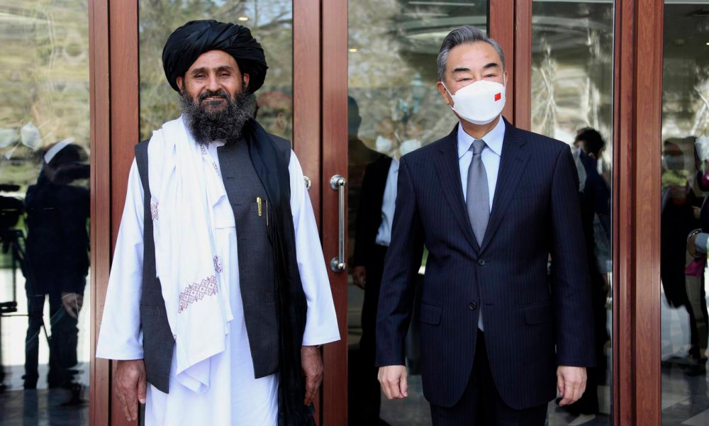 Phó Thủ tướng Abdul Ghani Baradar (trái) của chính quyền lâm thời Afghanistan đón tiếp Ngoại trưởng Trung Quốc Vương Nghị ở Kabul ngày 24-3. Ảnh: Xinhua