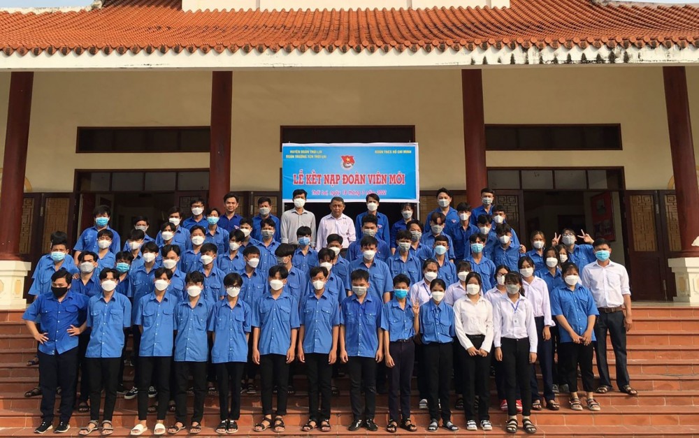 Lễ kết nạp đoàn viên mới do Đoàn trường TCN Thới Lai tổ chức tại Đền thờ Châu Văn Liêm. Ảnh: CTV