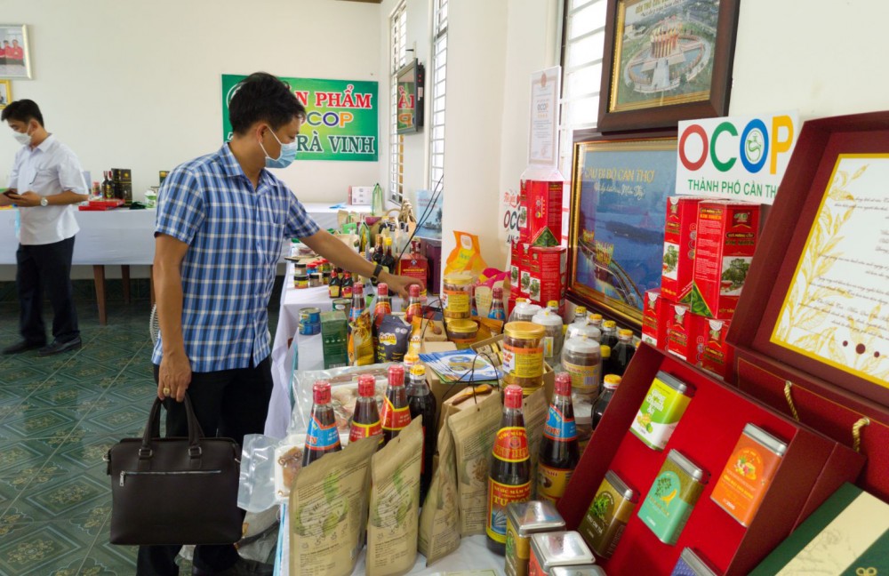 Đột phá thúc đẩy liên kết phát triển nông nghiệp vùng ĐBSCL Sản phẩm OCOP của các địa phương vùng ĐBSCL được trưng bày, giới thiệu tại Văn phòng Điều phối nông nghiệp, nông thôn vùng ĐBSCL của Bộ NN&PTNT trong ngày ra mắt Văn phòng, 28-3-2022.