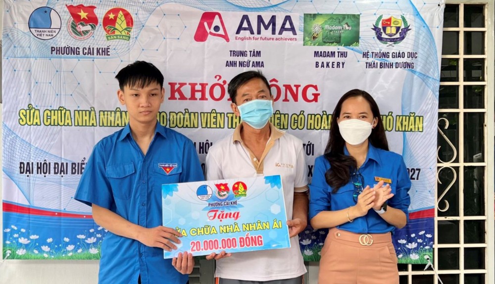 Lưu Thanh Long (bìa trái), đoàn viên khu vực 3 Sông Hậu, phường Cái Khế, quận Ninh Kiều, tiếp nhận chi phí sửa chữa nhà do Đoàn phường vận động hỗ trợ. Ảnh: CTV