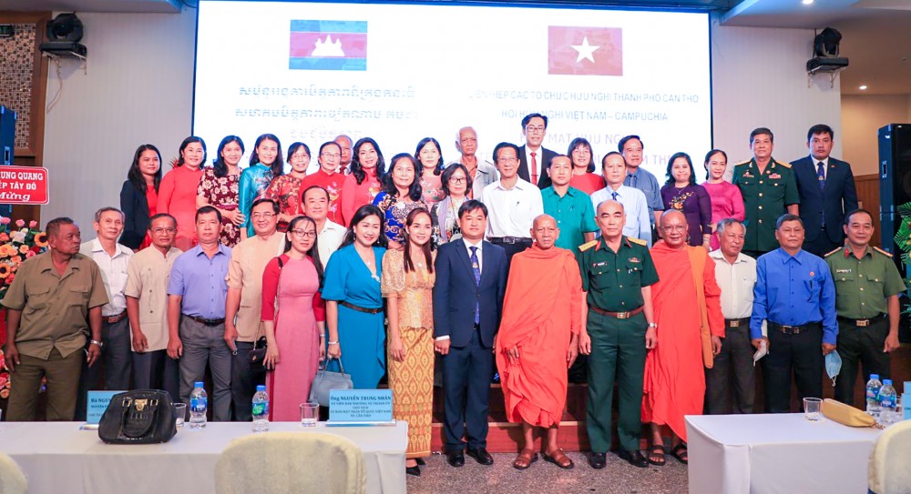 Các đại biểu chụp ảnh lưu niệm tại buổi họp mặt hữu nghị Tết Cổ truyền Chôl Chnăm Thmây năm 2022.