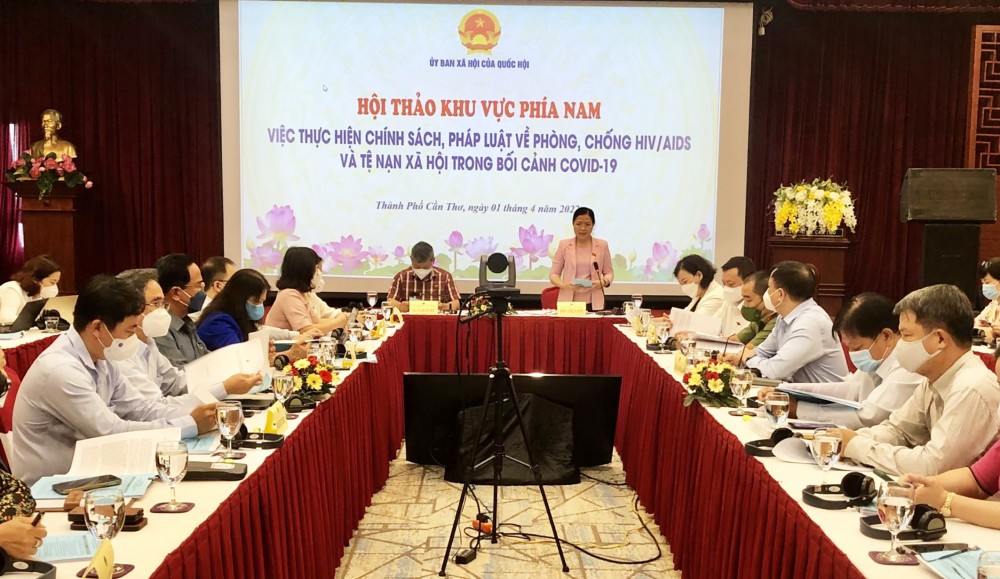 Bà Đỗ Thị Lan, Phó Chủ nhiệm Ủy ban Xã hội của Quốc hội phát biểu kết luận hội thảo chuyên đề và bế mạc chương trình làm việc.