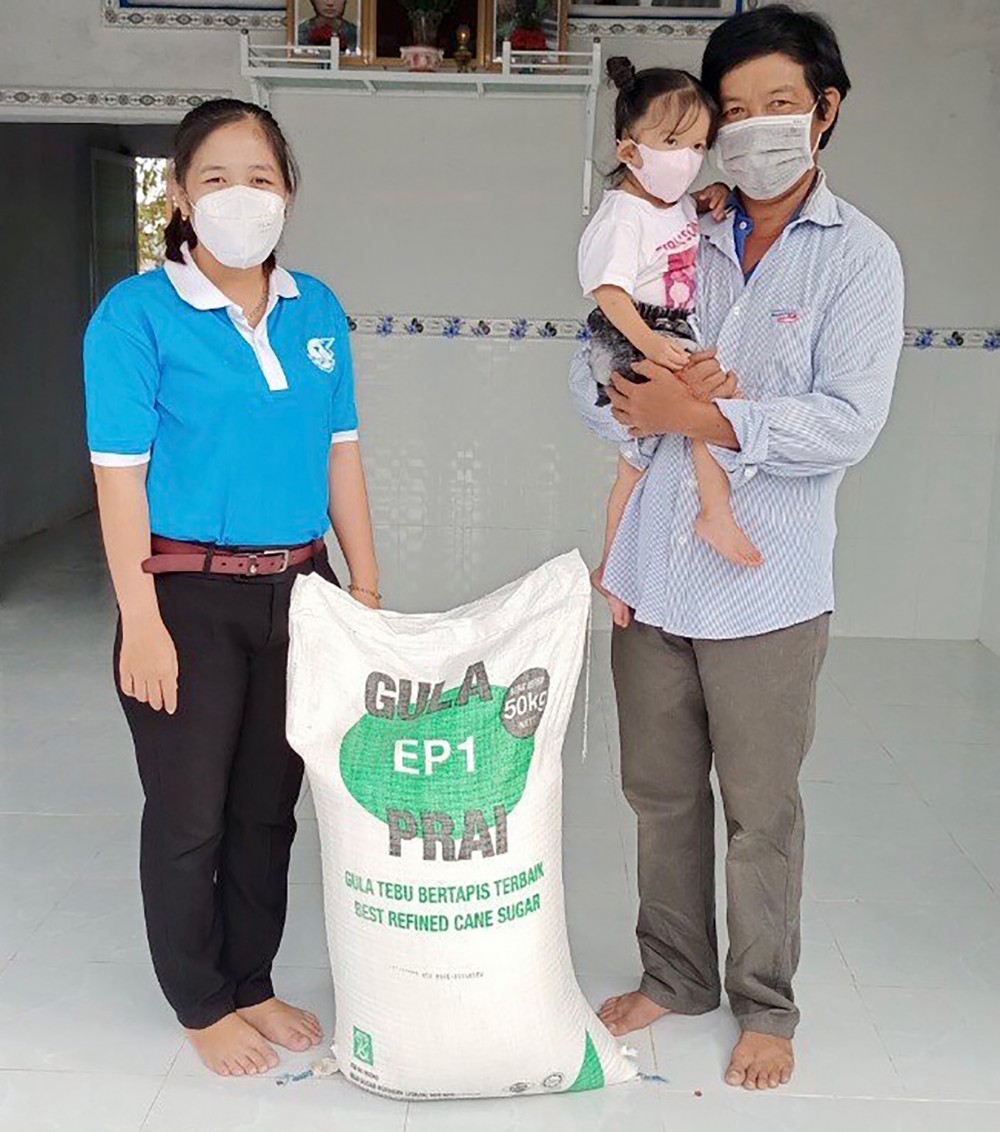 Chị Võ Thị Vẹn hỗ trợ nhu yếu phẩm cho trẻ em mồ côi, mất mẹ vì COVID-19. Ảnh: CTV