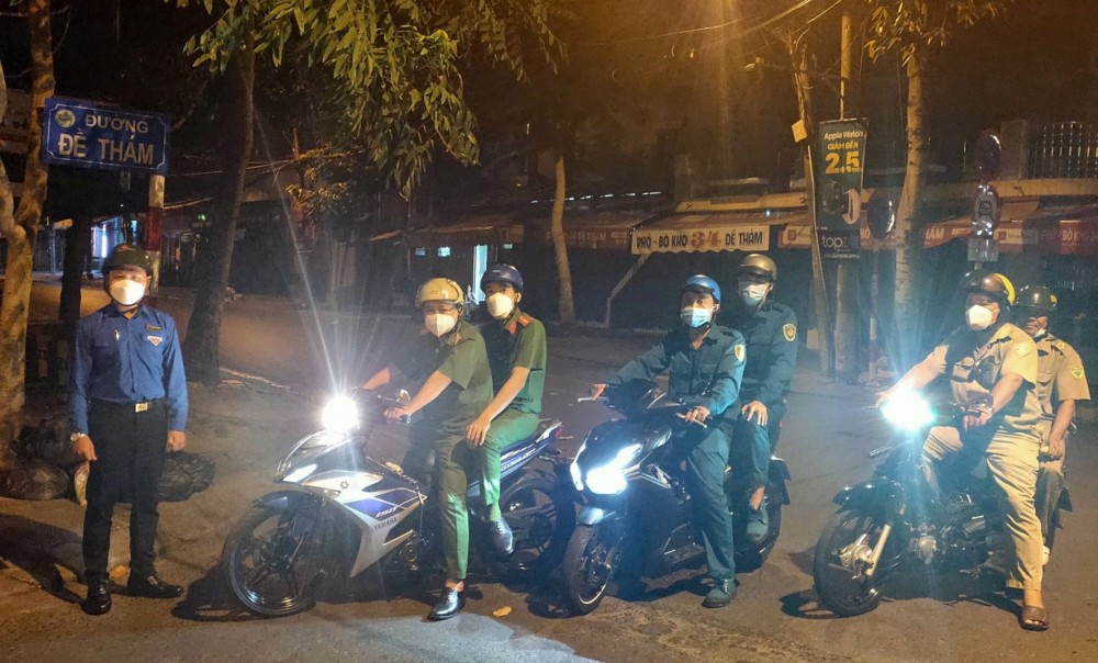 Thành viên Đội tuần tra an ninh, đảm bảo an toàn trật tự xã hội và phòng, chống dịch COVID-19 tham gia tuần tra.