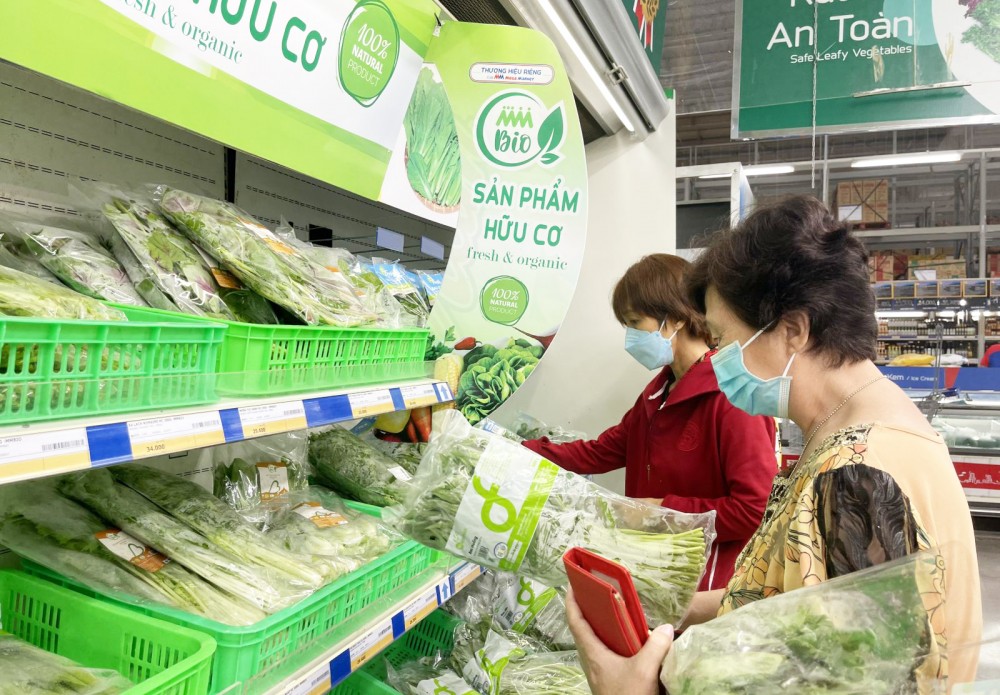 Người tiêu dùng chọn mua sản phẩm hữu cơ tại Trung tâm MM Mega Market Hưng Lợi.