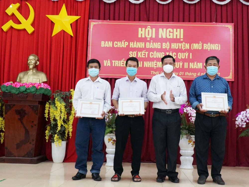 Đồng chí Nguyễn Tòng Nhiệm, Ủy viên Ban Thường vụ, Trưởng Ban Nội chính Thành ủy trao Giấy khen cho các tổ chức đảng huyện Thới Lai hoàn thành xuất sắc nhiệm vụ 5 năm liền (2017-2021). Ảnh: ANH DŨNG