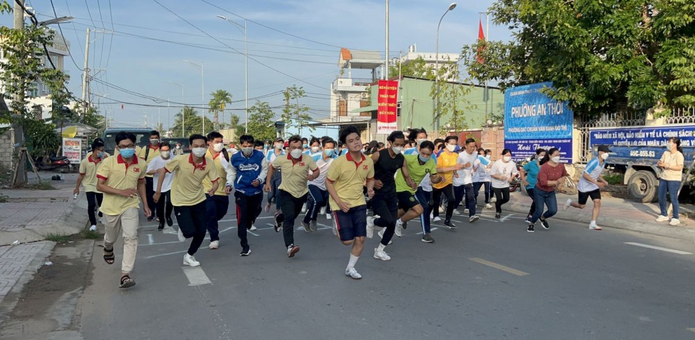 Thi đấu môn chạy việt dã tại Đại hội TDTT quận Bình Thủy. Ảnh: Nguyễn Tín