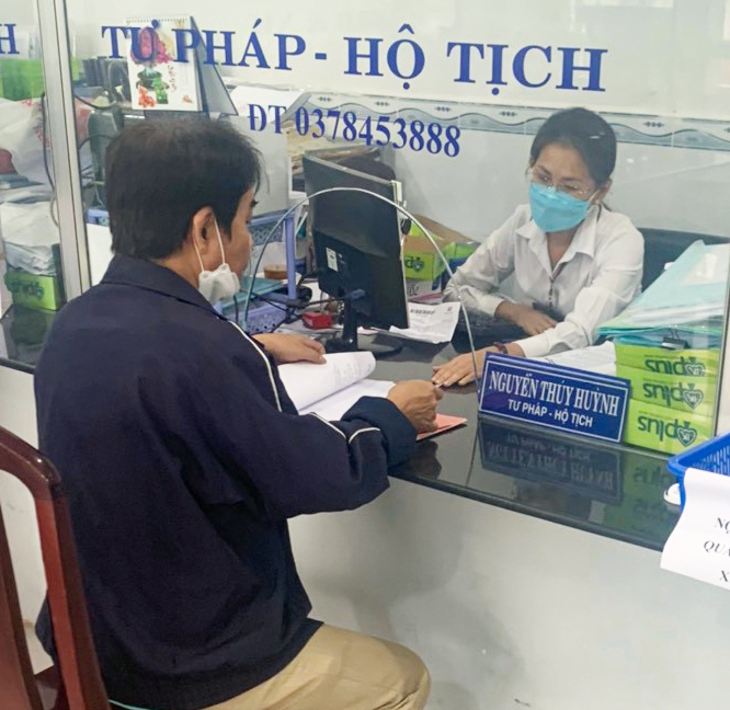 Chị Nguyễn Thúy Huỳnh, Công chức Tư pháp - Hộ tịch của UBND xã Nhơn Nghĩa tiếp nhận, giải quyết hồ sơ cho người dân.